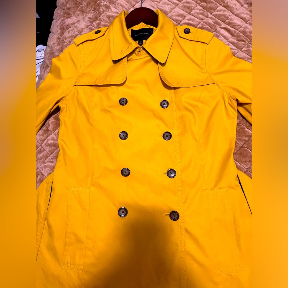 Lined trench coat pockets. size M.